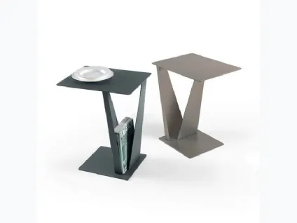 Tavolino multifunzione Bridge che integra la funzione portariviste, realizzato in acciaio verniciato di Kermes divani