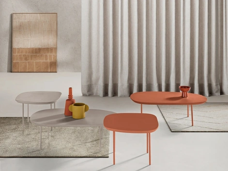 Tavolino Flux con piano sagomato in MDF e gambe in metallo verniciato di Ikone Casa