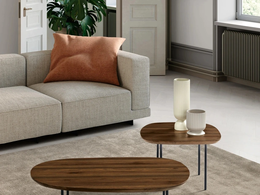 Tavolino Flux con piano sagomato in MDF e gambe in metallo verniciato di Ikone Casa