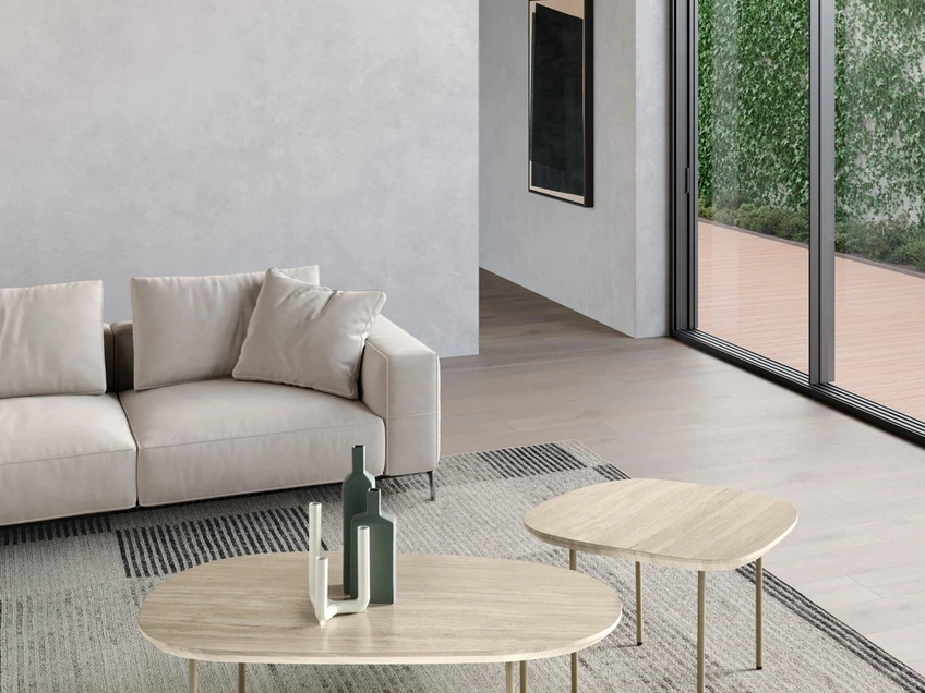 Tavolino Flux con piano sagomato in MDF e gambe in metallo verniciato di Ikone Casa