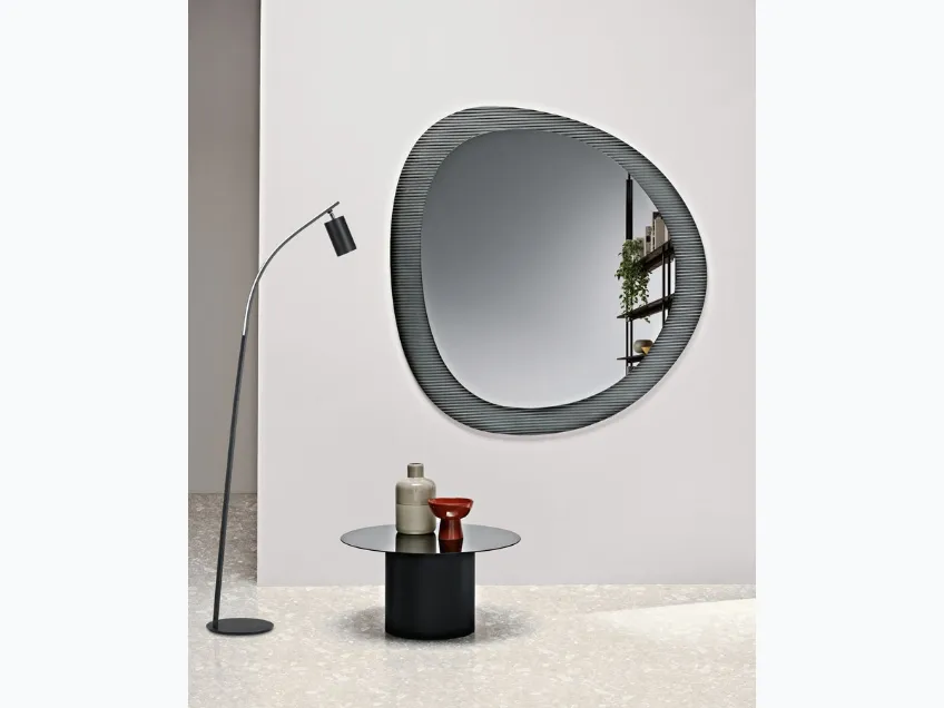 Specchio con cornice cannettata in vetro Kimi di Capodarte