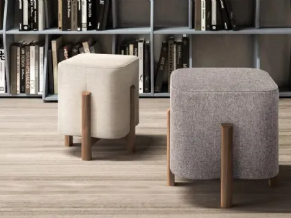 Pouf Kip in tessuto con struttura in legno di Doimo Salotti