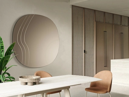 Specchio sagomato con incisioni laterali a onda Luxe di Ikone Casa