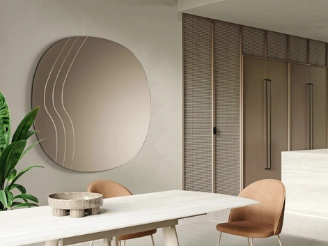 Specchio sagomato con incisioni laterali a onda Luxe di Ikone Casa