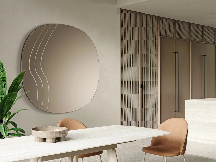 Specchio sagomato con incisioni laterali a onda Luxe di Ikone Casa