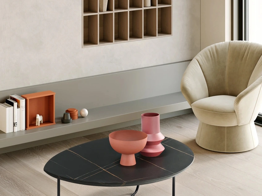 Tavolino Oya con piano sagomato in MDF e struttura in metallo verniciato di Ikone Casa