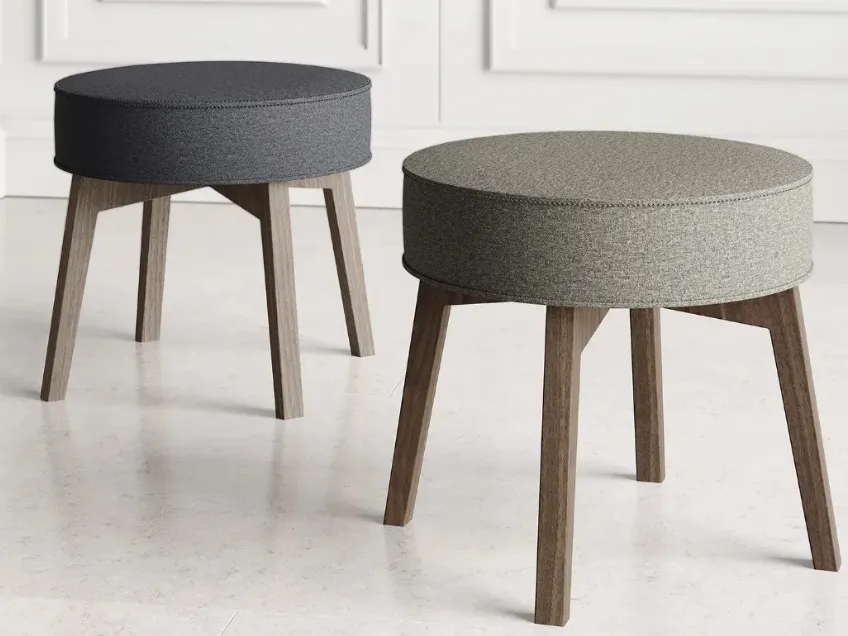 Pouf in tessuto con gambe in legno Rik di Doimo Salotti