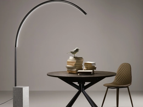 Lampada da terra Biblio in metallo con base in ceppo di grè di Ondaluce