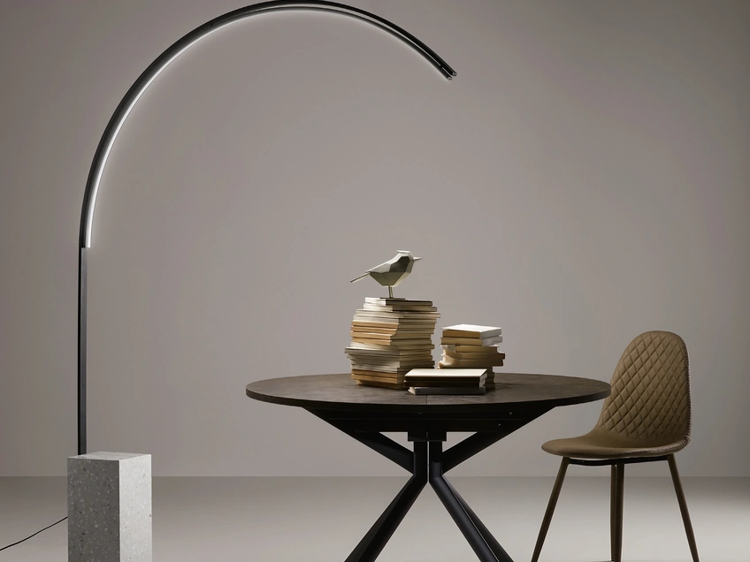 Lampada da terra Biblio in metallo con base in ceppo di grè di Ondaluce