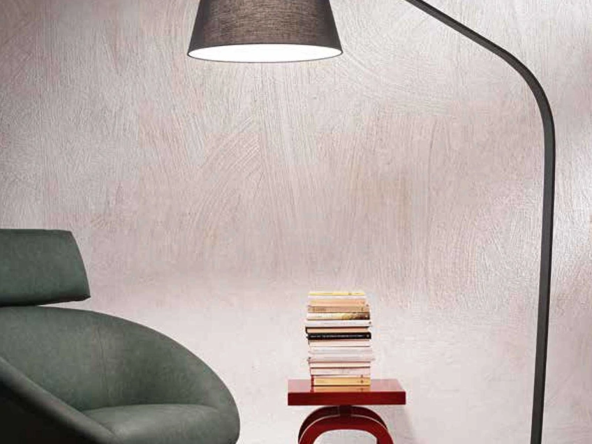 Lampada da terra Liana con struttura in metallo e paralume in PVC rivestito in tessuto di Ondaluce