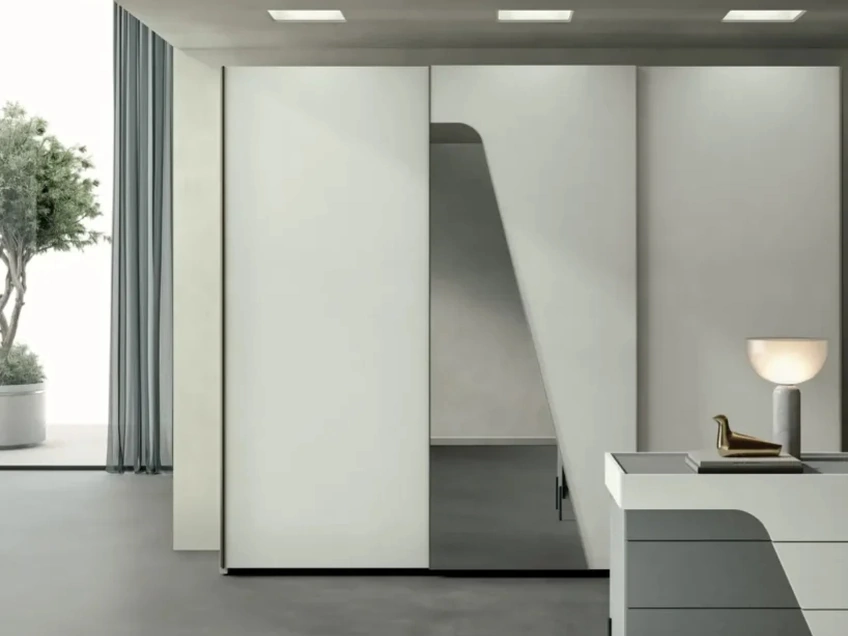Armadio con anta scorrevole e inserto a specchio Capitol di ArtigianmobiliArmadio con anta scorrevole e inserto a specchio Capitol di Artigianmobili