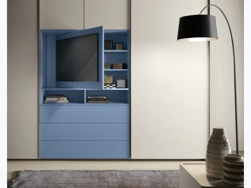 Armadio 34 con ante scorrevoli in laccato opaco con pannello porta TV di Corso 11
