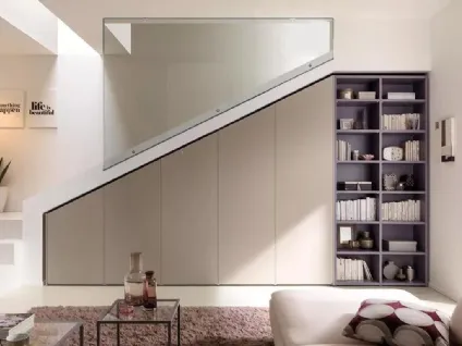 Armadio con ante battenti disegnate e lavorate seguendo l’inclinazione del soffitto per vani scale o mansarde NC304 Moretti Compact
