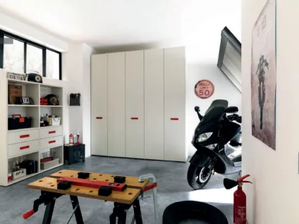 Armadio con ante battenti in nobilitato quarzo, ideale per organizzare qualsiasi ambiente NC308 di Moretti Compact