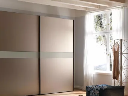 Armadio di design ad ante scorrevoli color bronzo opaco, con telaio in alluminio NC203 Slider Thin di Moretti Compact