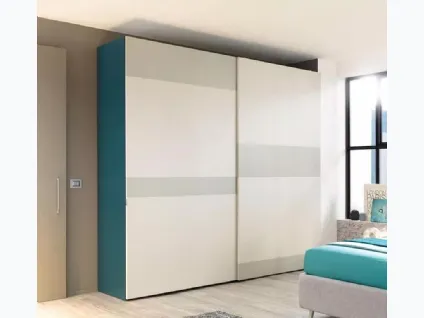 Armadio ad ante scorrevoli con forme geometriche ricche di colore, in finitura laccata opaca NC208 Slider Strip B di Moretti Compact