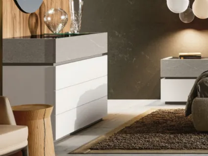 Gruppo notte Crea in laccato opaco e graniglia chiara con top in Vetromarmo nero di Imab