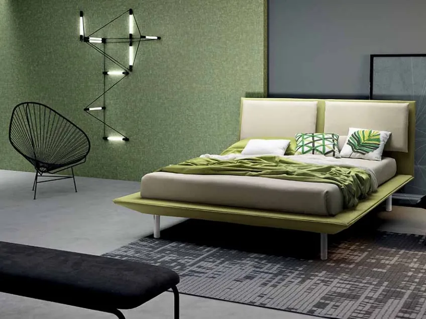 Letto dalla linea minimalista in tessuto verde Ara di Cosmo Letti