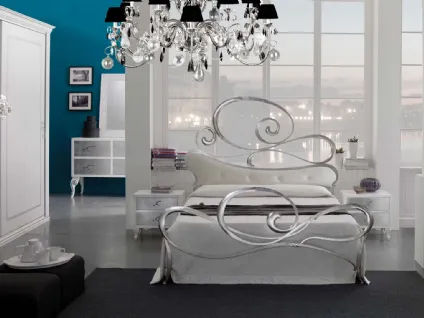 Letto Athena in ferro decorato a mano con pannello in vera pelle bianco neve e cristalli Swarowski di Florentiabed