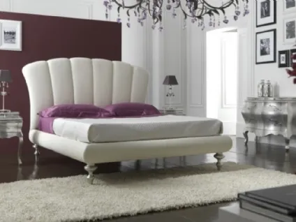 Letto in pelle Bianco Neve con testiera trapuntata verticalmente Chanel di Florentiabed