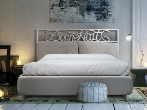 Letto in tessuto imbottito con testiera con scritta in ferro battuto Elise di Florentiabed