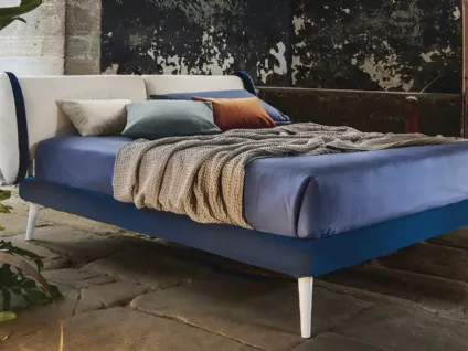 Letto in tessuto imbottito dall'aspetto vintage con testiera Kamut di Mauri Soft Dream