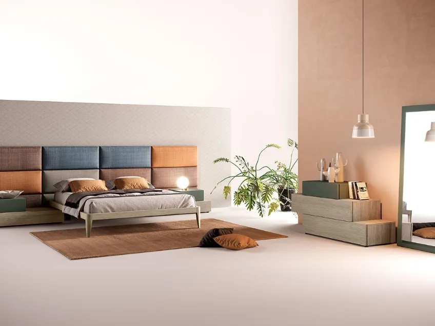 Letto con testiera in tessuto imbottito e giroletto con comodini integrati in legno M03 Puzzle e Beta di Mercantini