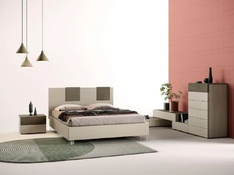 Letto matrimoniale in laccato opaco con testiera M05 Spot e Delta Box di Mercantini