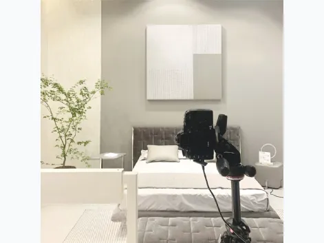 Letto con testiera in velluto grigio con lavorazione trapuntata Muzzle di Max Divani