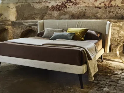 Letto in tessuto con testiera avvolgente Quinoa di Mauri Soft Dream