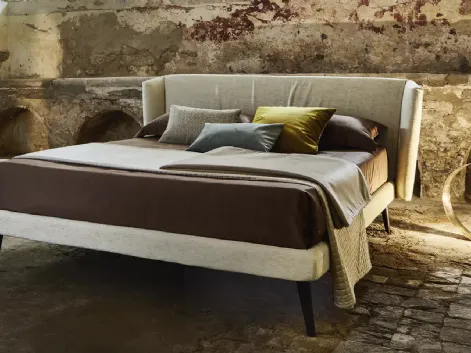 Letto in tessuto con testiera avvolgente Quinoa di Mauri Soft Dream