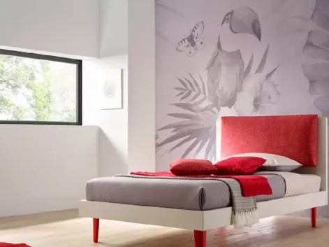 Letto in melaminico con piedi in laccato ciliegia e testiera imbottita in tessuto SC120 di Moretti Compact