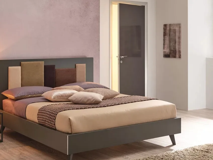 Letto matrimoniale dal design deciso e inconfondibile in laccato Grafite con testiera imbottita in tessuto SC124 di Moretti Compact