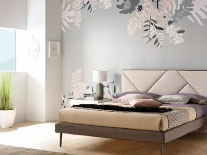 Letto matrimoniale con testiera composta da tasselli in ecopelle SC221 di Moretti Compact