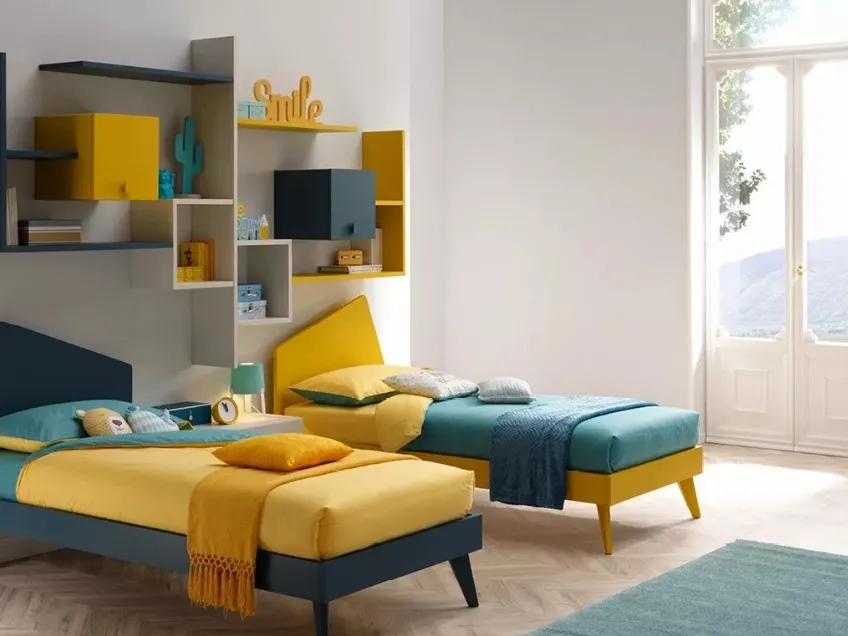 Letto singolo con testiera Iceberg in laccato opaco Pavone e Senape SC101 di Moretti Compact
