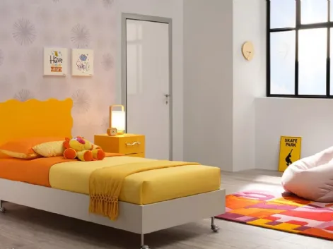 Letto singolo in nobilitato Quarzo con testiera sagomata Sponge in laccato Giallo Sole SC104 di Moretti Compact