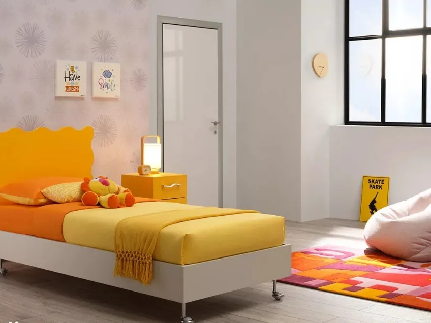 Letto singolo in nobilitato Quarzo con testiera sagomata Sponge in laccato Giallo Sole SC104 di Moretti Compact