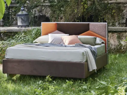 Letto in tessuto imbottito con testiera bordata da una elegante cornice in metallo Sorgo di Mauri Soft Dream