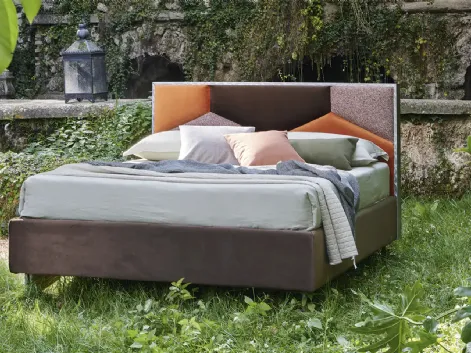 Letto in tessuto imbottito con testiera bordata da una elegante cornice in metallo Sorgo di Mauri Soft Dream