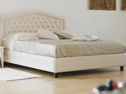 Letto classico in ecopelle con testiera capitonné Zaffiro di Hoppla