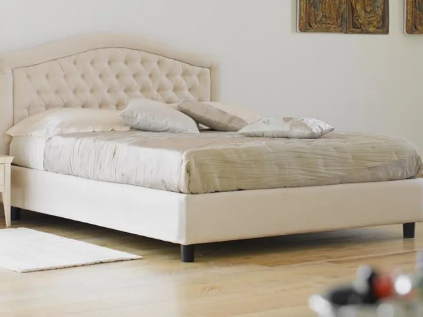 Letto classico in ecopelle con testiera capitonnè Zaffiro di Hoppla