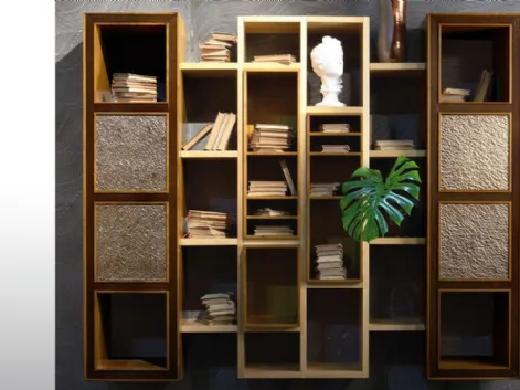 Libreria Elettra EL1017 in finitura noce con mensole in legno lucido naturale di Cantiero