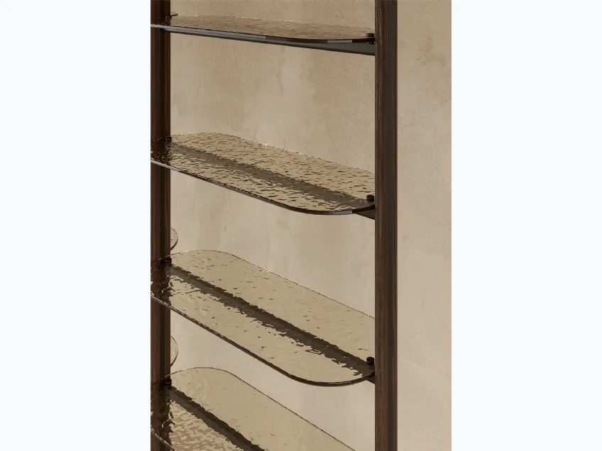 Libreria a muro con ripiani in vetro, montante in legno e struttura in metallo Stem di Nature Design
