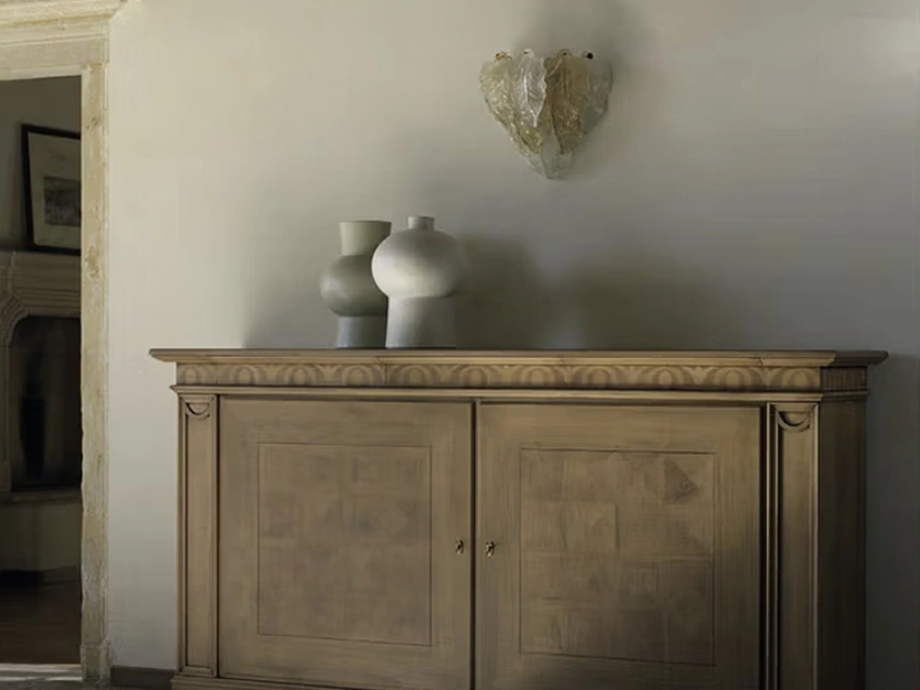 Madia in legno chiaro dallo stile classico ed elegante con ante intarsiate 07B di Cantiero