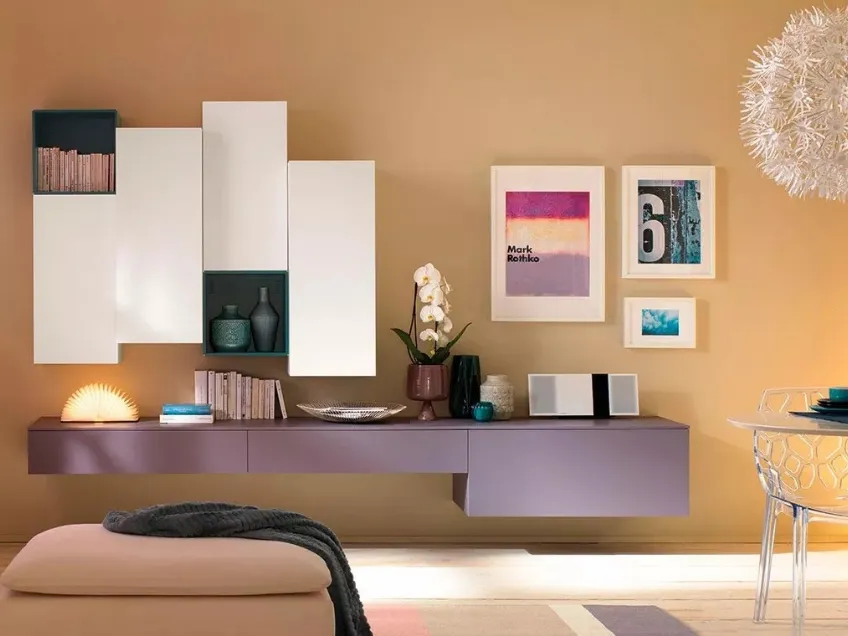 Parete attrezzata a 4 ante sfasate in laminato frassino bianco, 2 vani giorno color pavone e base sospesa LV101 di Moretti Compact