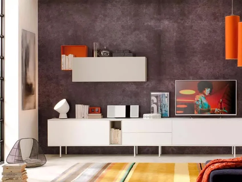 Parete attrezzata con wallbox a giorno e basamento in metallo laccato opaco LV106 di Moretti Compact