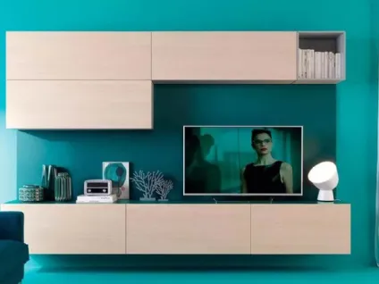 Parete attrezzata su boiserie color pavone, lineare ed essenziale LV118 di Moretti Compact