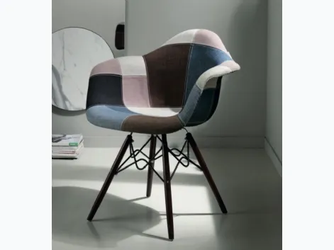 Poltroncina in tessuto patchwork con gambe in legno Milli di Capodarte