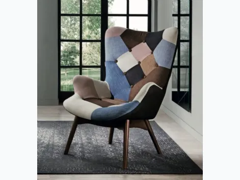 Poltrona in tessuto patchwork con gambe in legno Vilma di Capodarte