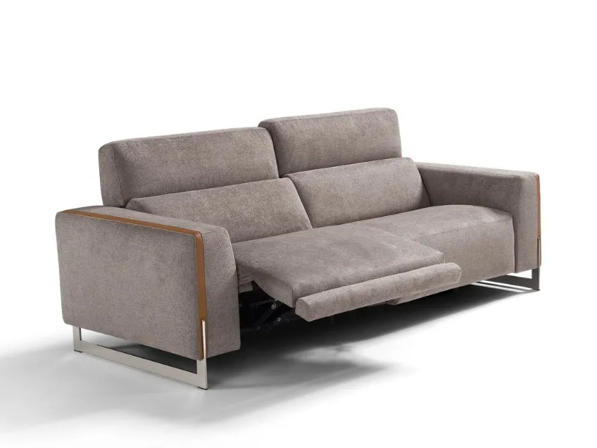 Divano Relax lineare in tessuto dotato di meccanismi recliner azionabili elettricamente e presenti sia nella pediera che nel poggiatesta Arona di Max Divani